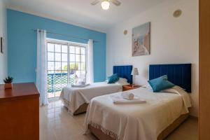 En eller flere senge i et værelse på Bosque São José by Algarneto + 48 billeder