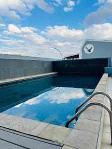 温特和克LUXURY STAY Apartment CBD 77的楼顶游泳池