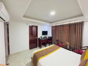 TV a/nebo společenská místnost v ubytování Hotel Pearl Grand White near VOLVO BUS STAND #private parking #AC ROOMS #in city centre
