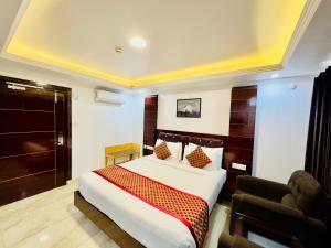 Voodi või voodid majutusasutuse Hotel Pearl Grand White near VOLVO BUS STAND #private parking #AC ROOMS #in city centre toas