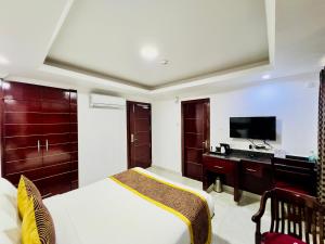 TV a/nebo společenská místnost v ubytování Hotel Pearl Grand White near VOLVO BUS STAND #private parking #AC ROOMS #in city centre + 24 fotografií