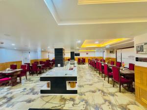 Restaurace v ubytování Hotel Pearl Grand White near VOLVO BUS STAND #private parking #AC ROOMS #in city centre