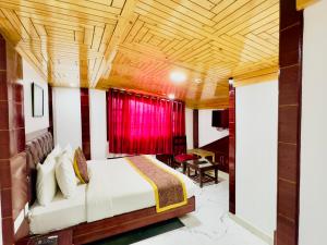 Voodi või voodid majutusasutuse Hotel Pearl Grand White near VOLVO BUS STAND #private parking #AC ROOMS #in city centre toas