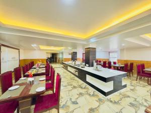 Istumisnurk majutusasutuses Hotel Pearl Grand White near VOLVO BUS STAND #private parking #AC ROOMS #in city centre