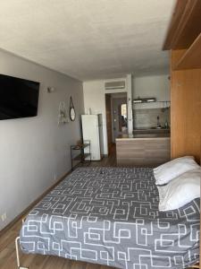 Ένα ή περισσότερα κρεβάτια σε δωμάτιο στο Studio cosy climatisé vue sur port