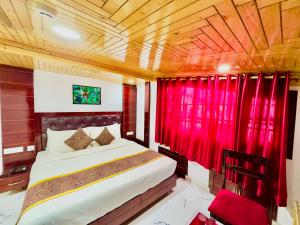 Voodi või voodid majutusasutuse Hotel Pearl Grand White near VOLVO BUS STAND #private parking #AC ROOMS #in city centre toas