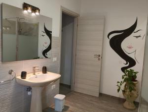 Koupelna v ubytování FalcoBianco GuestHouse