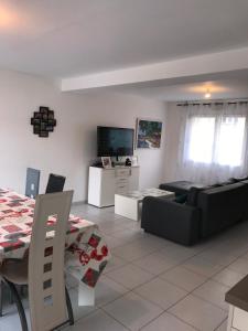 un salon avec un canapé et une table dans l'établissement Chambre double lit King size, à La Celle-sous-Gouzon