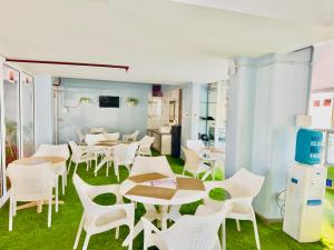 Restoran või mõni muu söögikoht majutusasutuses Hotel Pearl Grand White near VOLVO BUS STAND #private parking #AC ROOMS #in city centre