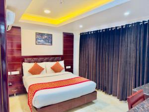 Voodi või voodid majutusasutuse Hotel Pearl Grand White near VOLVO BUS STAND #private parking #AC ROOMS #in city centre toas
