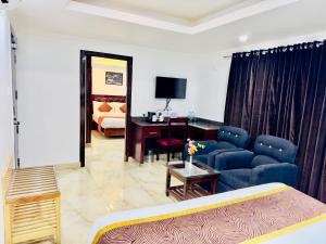 Televiisor ja/või meelelahutuskeskus majutusasutuses Hotel Pearl Grand White near VOLVO BUS STAND #private parking #AC ROOMS #in city centre