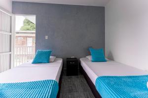 Postel nebo postele na pokoji v ubytování Victoria Imperial Hotel