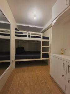 Ένα ή περισσότερα κρεβάτια σε δωμάτιο στο Urban Oasis for 7 with 200 mbps & Netflix +10 φωτογραφίες