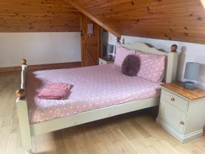 Postel nebo postele na pokoji v ubytování Katy Kellys Countryside Self Catering Cottage