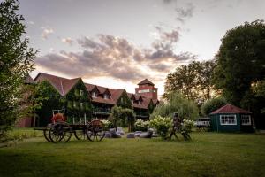 a horse drawn carriage in front of a building at Waldhotel Eiche in Burg