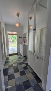 Cozy Wooden House in Shrosha, Imereti的一间铺有 ⁇ 制地板的厨房 更多11张照片