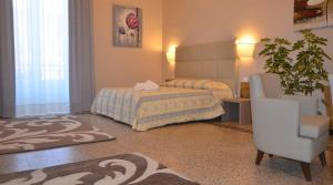Postel nebo postele na pokoji v ubytování HOTEL ETNEA ROYAL SUITEs
