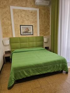 Postel nebo postele na pokoji v ubytování HOTEL ETNEA ROYAL SUITEs