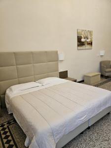 Postel nebo postele na pokoji v ubytování HOTEL ETNEA ROYAL SUITEs + 1 fotografie