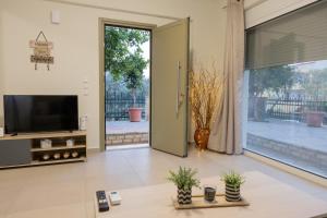 TV a/nebo společenská místnost v ubytování Nelly's Modern House