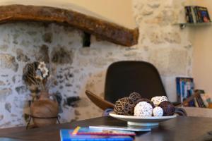 Een bord met eten op tafel, met een schaal cupcakes ernaast. bij River View in Prasiaí