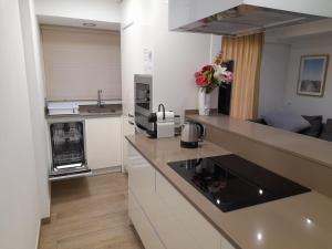 マルグラット・デ・マルにあるRECONNECTAR Malgrat de Mar Garbí Iのシンクとカウンタートップのあるキッチン