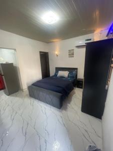 Llit o llits en una habitació de Easyinn Shortlet Apartment