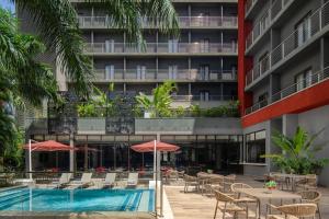 ダル・エス・サラームにあるCrowne Plaza - Dar Es Salaam by IHGのスイミングプール、テーブルと椅子を併設しています。