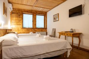 A bed or beds in a room at Locanda Al Cacciatore