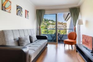 a living room with a couch and a window at GuestReady - Calm Haven in Madeira in Caniço