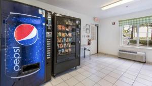 Una máquina de refrescos Pepsi está en una habitación en Studio 6-Coral Springs, FL - Fort Lauderdale, en Coral Springs