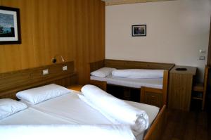 A bed or beds in a room at Hotel Stella Alpina