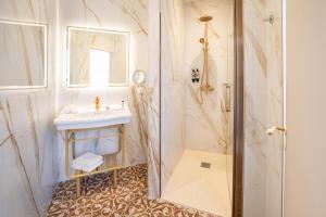 Ένα μπάνιο στο Grand Hotel Des Lecques; BW Signature Collection