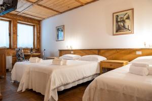 A bed or beds in a room at Locanda Al Cacciatore