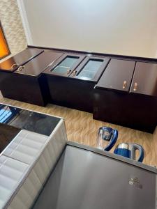 cocina con encimera y fregadero en Watra Apartments, en Dodoma