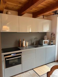 Η κουζίνα ή μικρή κουζίνα στο Casa vacanze La Ravoire