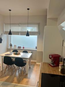 Kuchyňa alebo kuchynka v ubytovaní Apartamenty Cieplicka 20