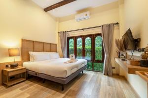 a bedroom with a bed and a window at Miranda's House Khaokho มิรันดาเฮ้าส์ เขาค้อ in Ban Lao Kok Kho