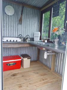 - une cuisine avec un comptoir et un évier dans l'établissement Hendre Glamping Retreat, The Rabbit Warren, à Clydey