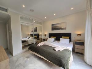 Posteľ alebo postele v izbe v ubytovaní Large Family Villa 500m From Beach with Stunning Views