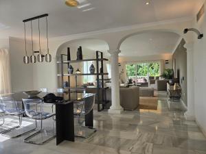 Posedenie v ubytovaní Large Family Villa 500m From Beach with Stunning Views