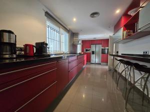 Kuchyňa alebo kuchynka v ubytovaní Large Family Villa 500m From Beach with Stunning Views