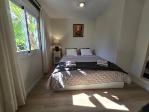 Posteľ alebo postele v izbe v ubytovaní Large Family Villa 500m From Beach with Stunning Views