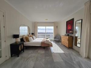 Posteľ alebo postele v izbe v ubytovaní Large Family Villa 500m From Beach with Stunning Views