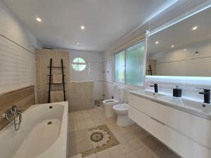 Kúpeľňa v ubytovaní Large Family Villa 500m From Beach with Stunning Views