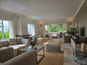 Posedenie v ubytovaní Large Family Villa 500m From Beach with Stunning Views