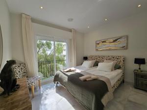 Posteľ alebo postele v izbe v ubytovaní Large Family Villa 500m From Beach with Stunning Views