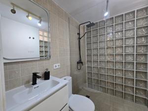 Kúpeľňa v ubytovaní Large Family Villa 500m From Beach with Stunning Views