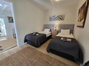 Posteľ alebo postele v izbe v ubytovaní Large Family Villa 500m From Beach with Stunning Views