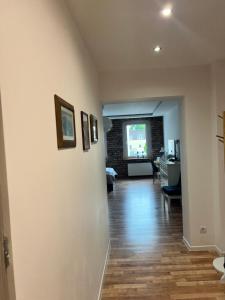 Televízia a/alebo spoločenská miestnosť v ubytovaní Apartament Pogodny